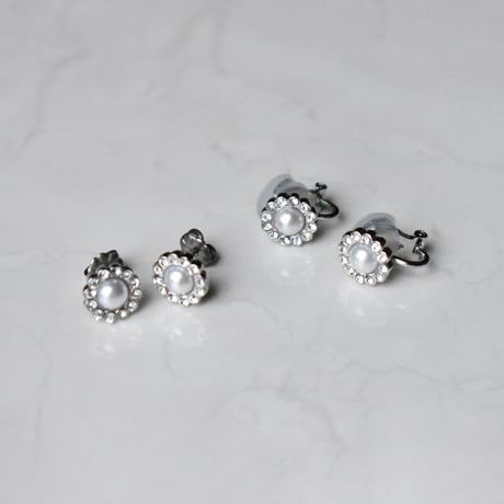 single flower motif earring / pierce