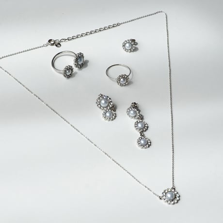 triple flower motif earring / pierce