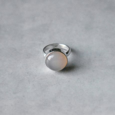 pale kaboshon ring