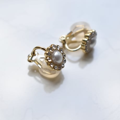 single flower motif earring / pierce
