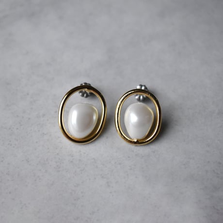 pearl in metal pierce / earring