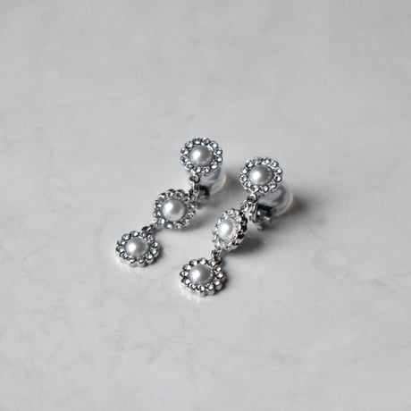 triple flower motif earring / pierce
