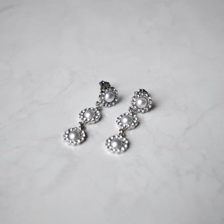 triple flower motif earring / pierce