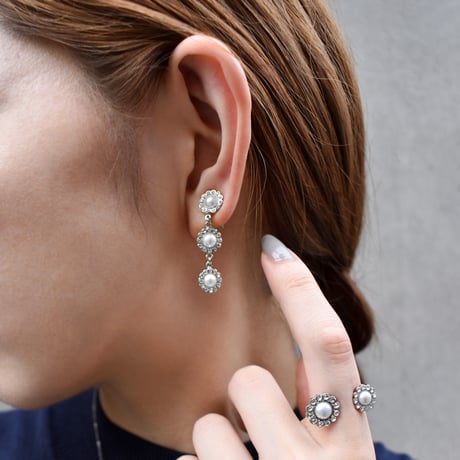 triple flower motif earring / pierce