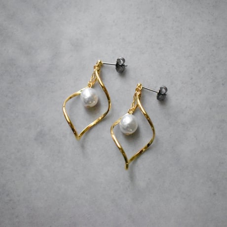 twisted leaves pearl pierce / earring