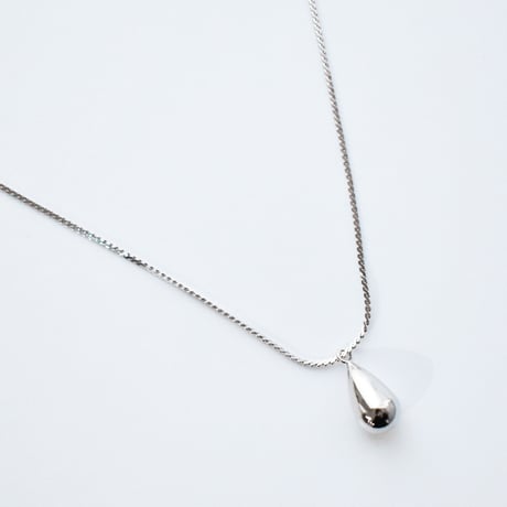 drop motif long necklace
