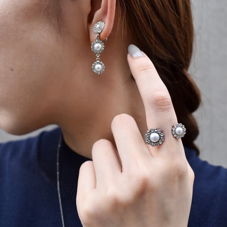 silver flower motif double ring