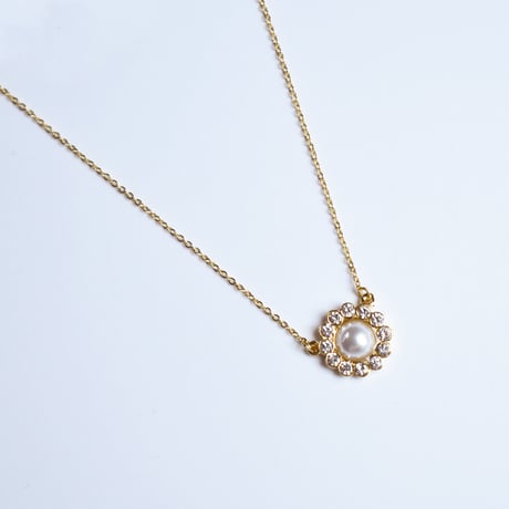 single flower motif necklace