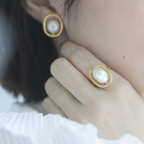 pearl in metal ring