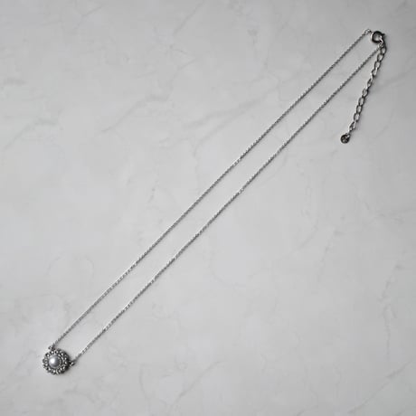 single flower motif necklace