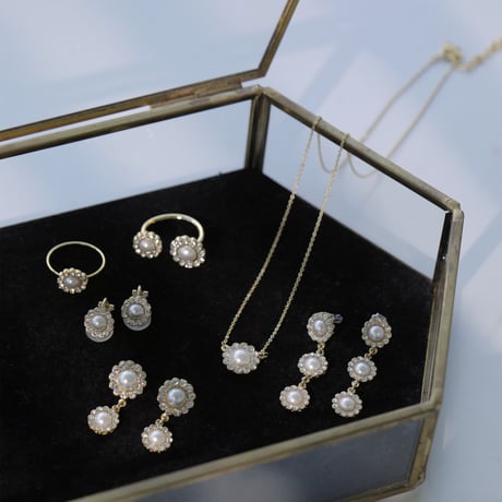 single flower motif necklace