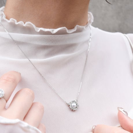 single flower motif necklace