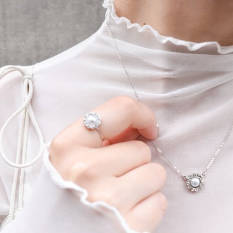 single flower motif necklace