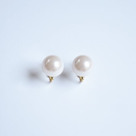 single pearl earring