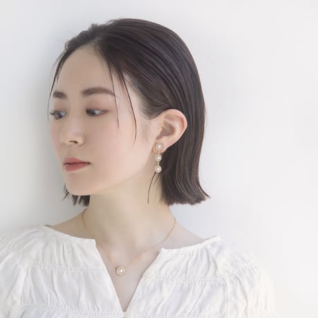 single flower motif necklace