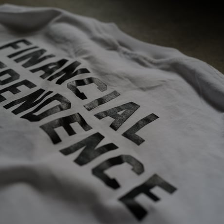 [anytee classics] Financial Independent Tee_White × Diamond Blue
