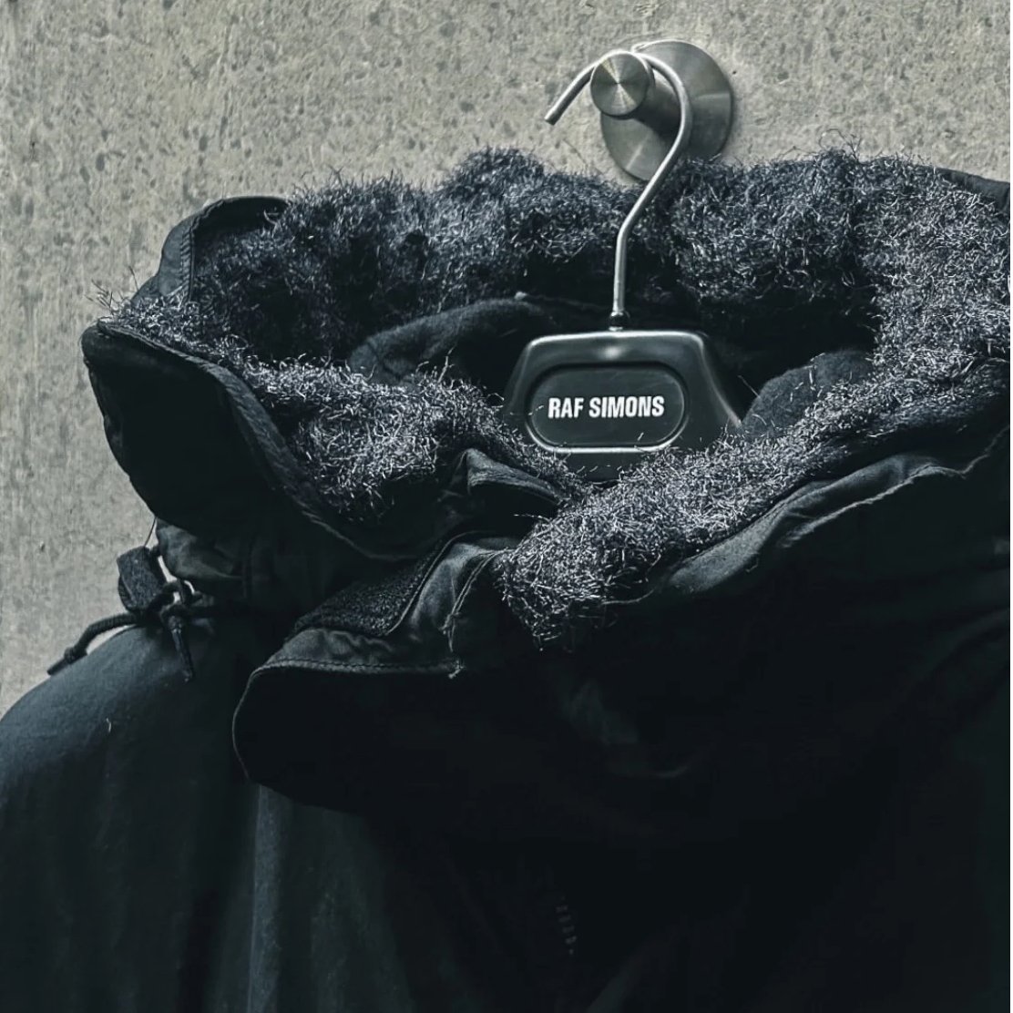 2月8日(日) 発売 ''Super Black