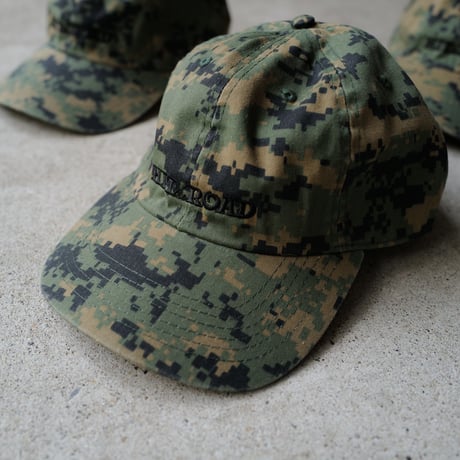 映画公式TEE/CAP『君は行く先を知らない(英題 HIT THE ROAD)』× anytee