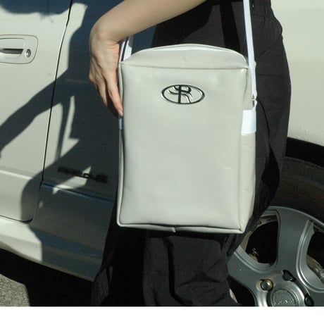 “R” emblem shoulder bag