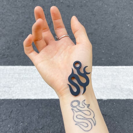 蛇と棘と月　tattoo keyholder