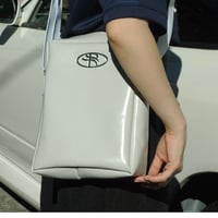 “R” emblem shoulder bag
