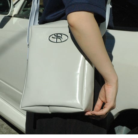 “R” emblem shoulder bag