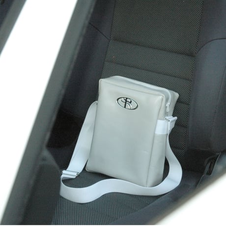 “R” emblem shoulder bag