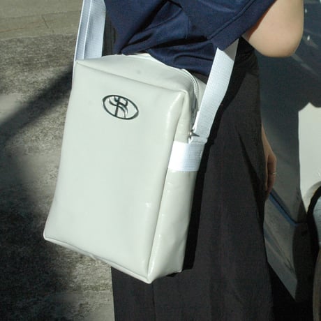 “R” emblem shoulder bag