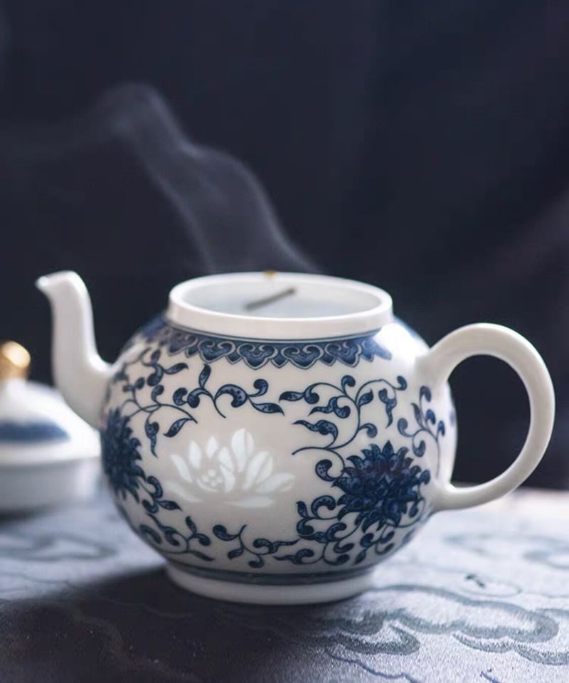 中國古陶磁器　清朝後期　紫禁城蓮花入れ水盤 A blue and white 'lotus bouquet' saucer dish, Mark and