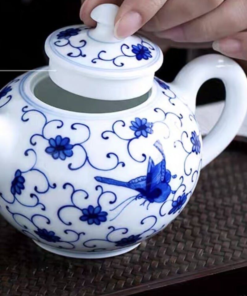 青磁の壺 CH2 青花茶壺 「蝶恋」 | 中国茶専門店GUDDI