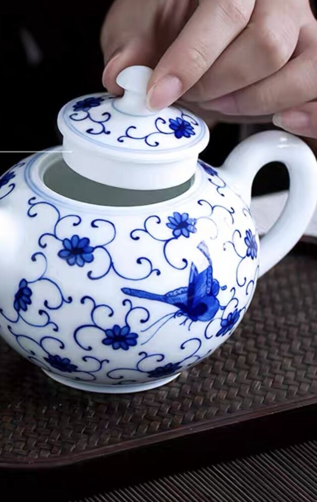 鯉江良二造壺陶器製の青茶グラデーション壺 青花魚藻文酒会壺 | 景徳鎮窯 | 収蔵品詳細 | 作品を知る | 東京富士