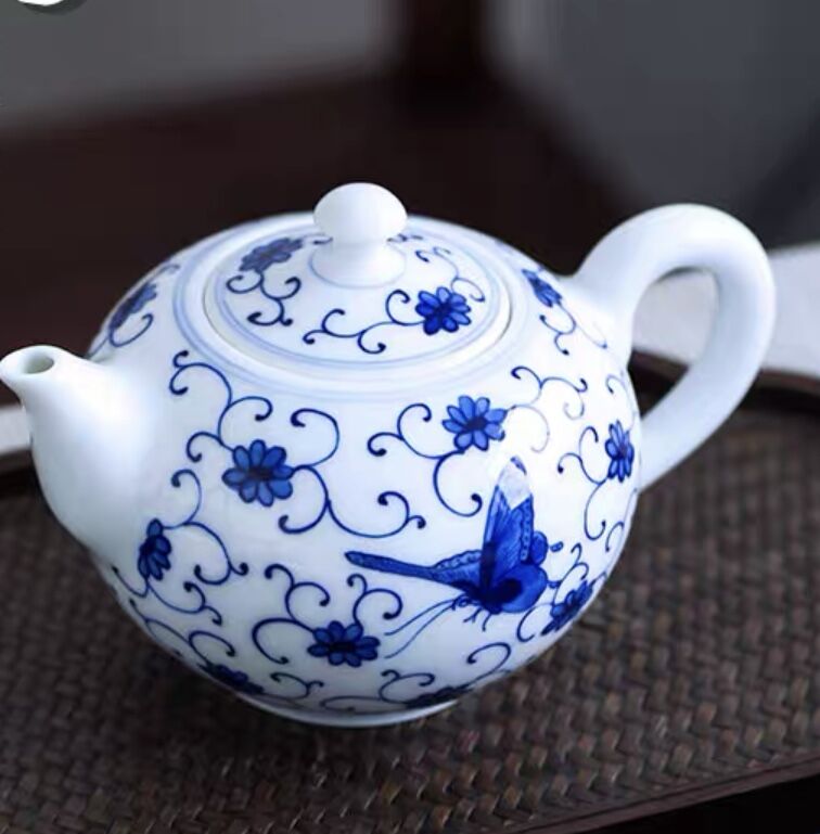 蒼釉蝶文花入 加藤しょう（蒼釉蝶文花入れ）