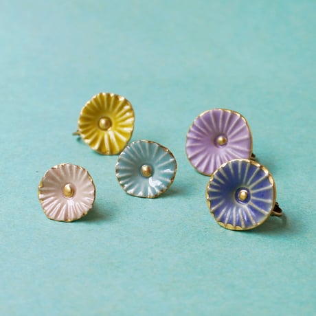 小花 ピアス／イヤリング  1piece