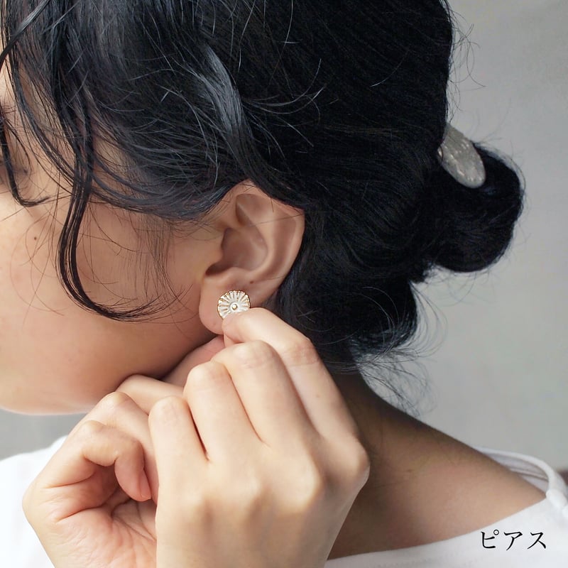 クシネ coussinet モア 白 花ピアス クシネ coussinet モア 白 花ピアス - メルカリ