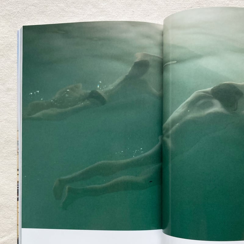 Conor Donlon アートブック Wolfgang Tillmans 01_5de37244-e06e-4d53-a1e5-