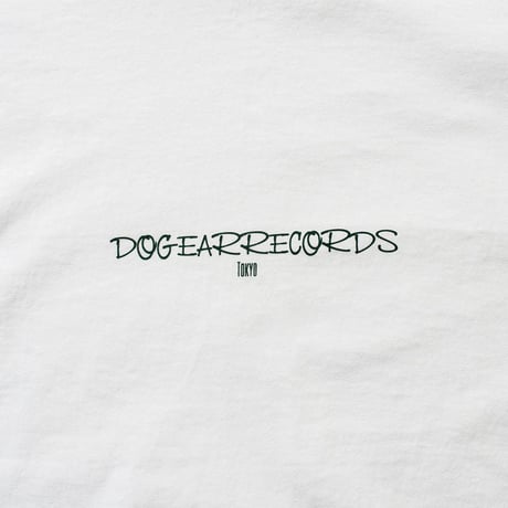 DOGEAR RECORDS tee  (White × Forest)
