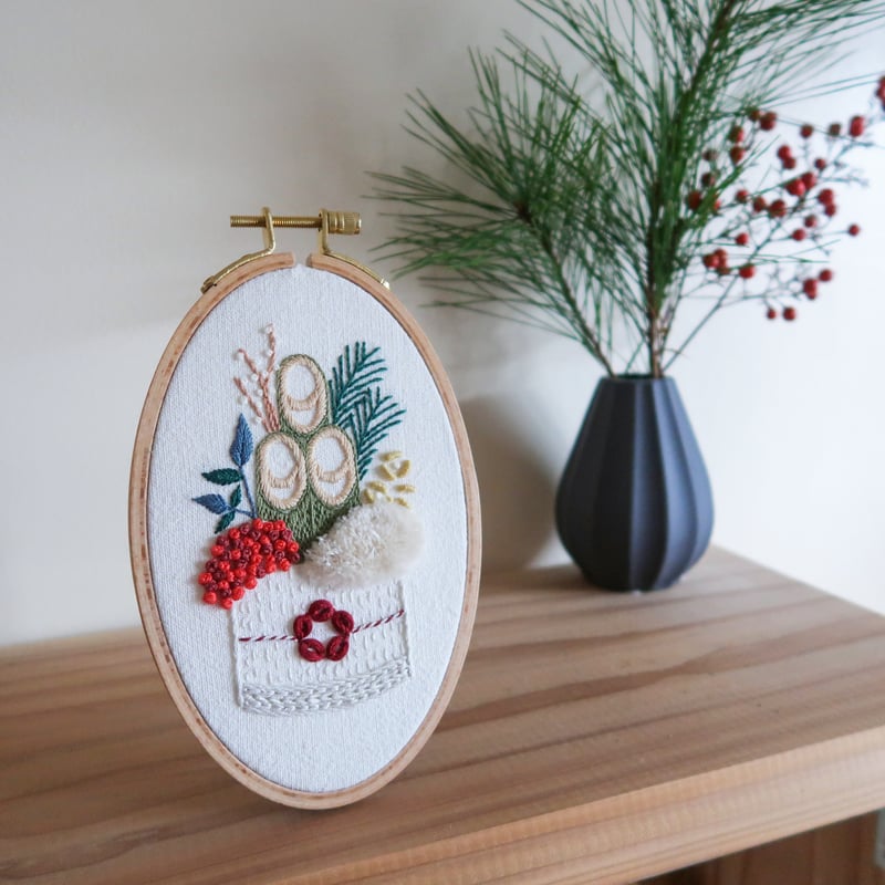 ハンドメイド手刺繍　刺しゅうフレーム　正月飾り 刺繍枠に入れて飾る】可愛いお正月用飾りが完成しました
