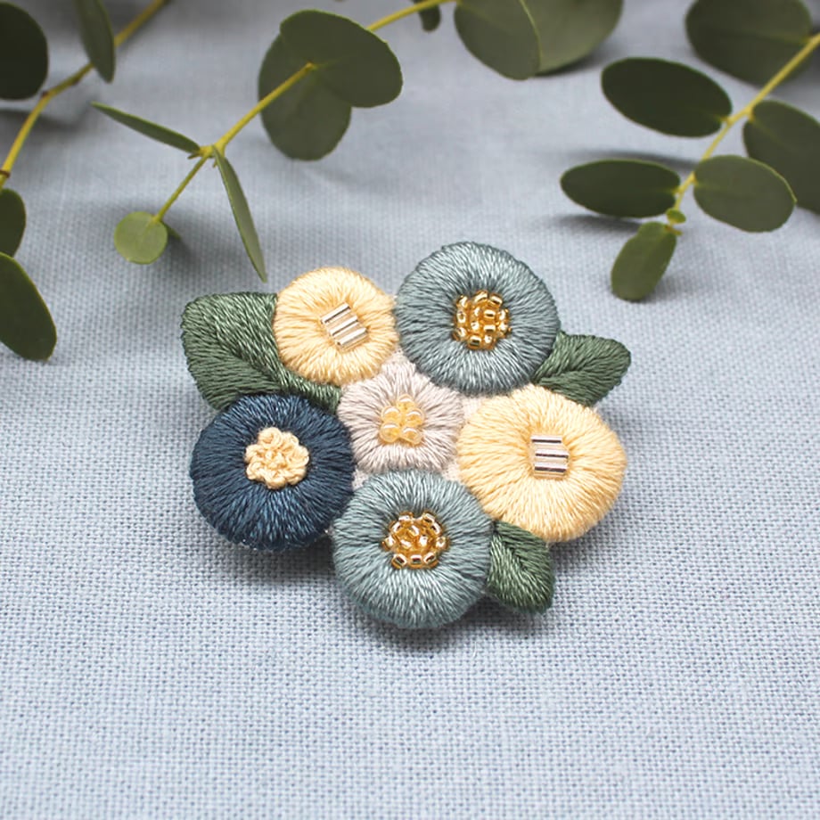 new】刺繍キット 【floret garden-blue】 ブローチ 青 | K.omono