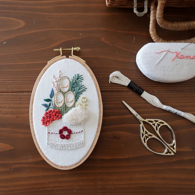 ハンドメイド手刺繍　刺しゅうフレーム　正月飾り 刺繍枠に入れて飾る】可愛いお正月用飾りが完成しました