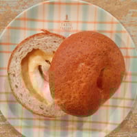 Ｗクリーム（カスタード・クリームチーズ）ライ麦生地