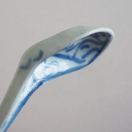 no1010-18c　古い染付のレンゲ