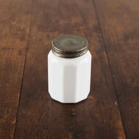 no207 　白いガラスの化粧瓶