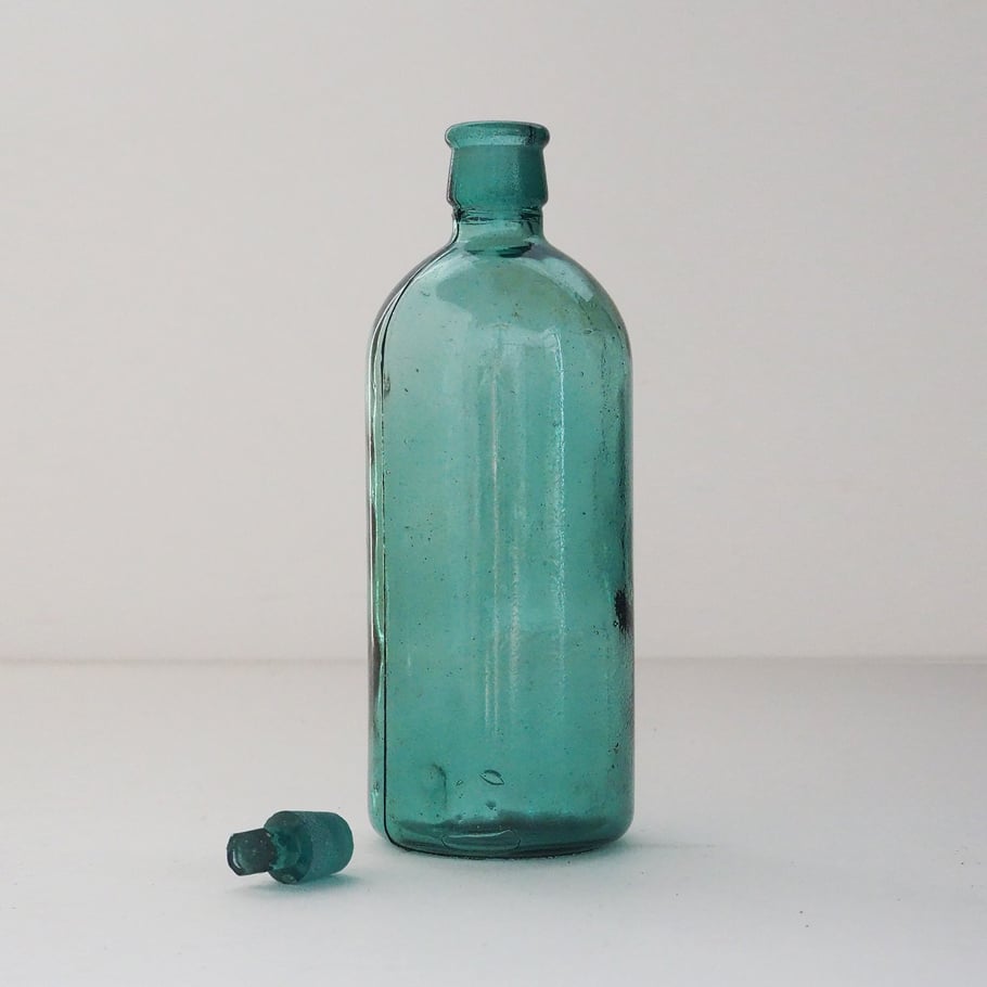 昭和レトロな薬瓶　ガラス瓶 ヴィンテージ インテリア 古道具 蓋付　18個セット 昭和レトロな薬瓶 ガラス瓶 ヴィンテージ インテリア 古道具 蓋付 18個