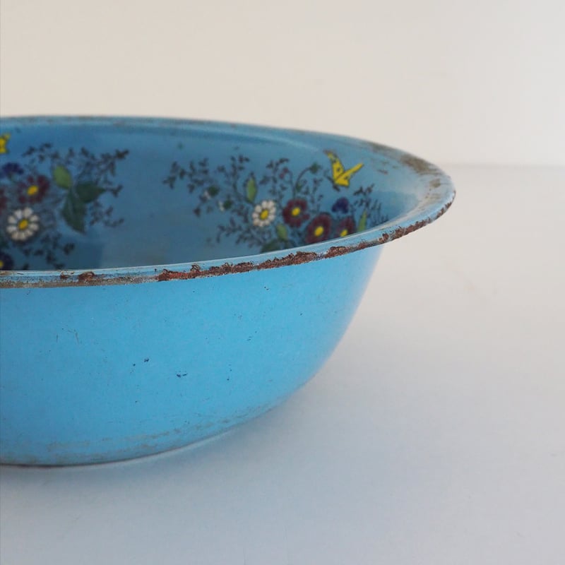 鶴デザインの陶器ボウル 取手がこわれています。中古 鶴デザインの陶器ボウル 取手がこわれています。中古