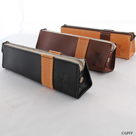 【絶版希少・サイン入り】キャロリンとジョンへんてこ森へいく、パスケースつき 本革 ペンケース（大洗・黒森峰） | 大洗ガルパンギャラリー