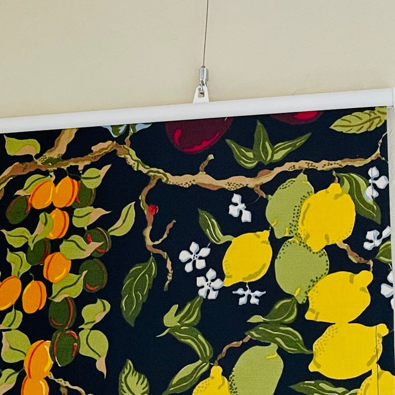 TP-26 大型タペストリ ヨブス フルーツツリー ブラック | ダーラナガーデン