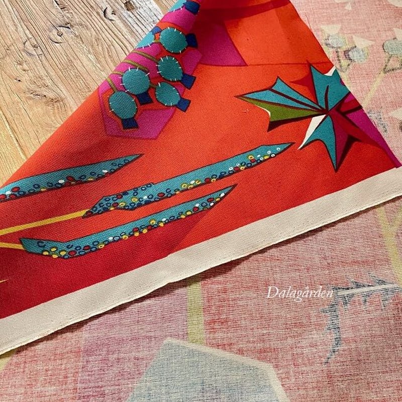 MT-36 ヨブス ファブリック Thistler アザミ レッド | ダーラナガーデン