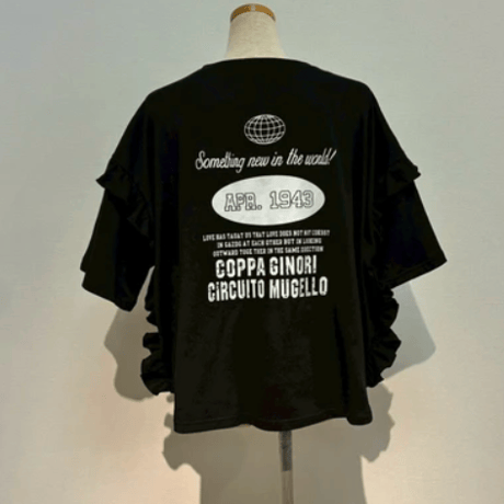袖フリルロゴTシャツ