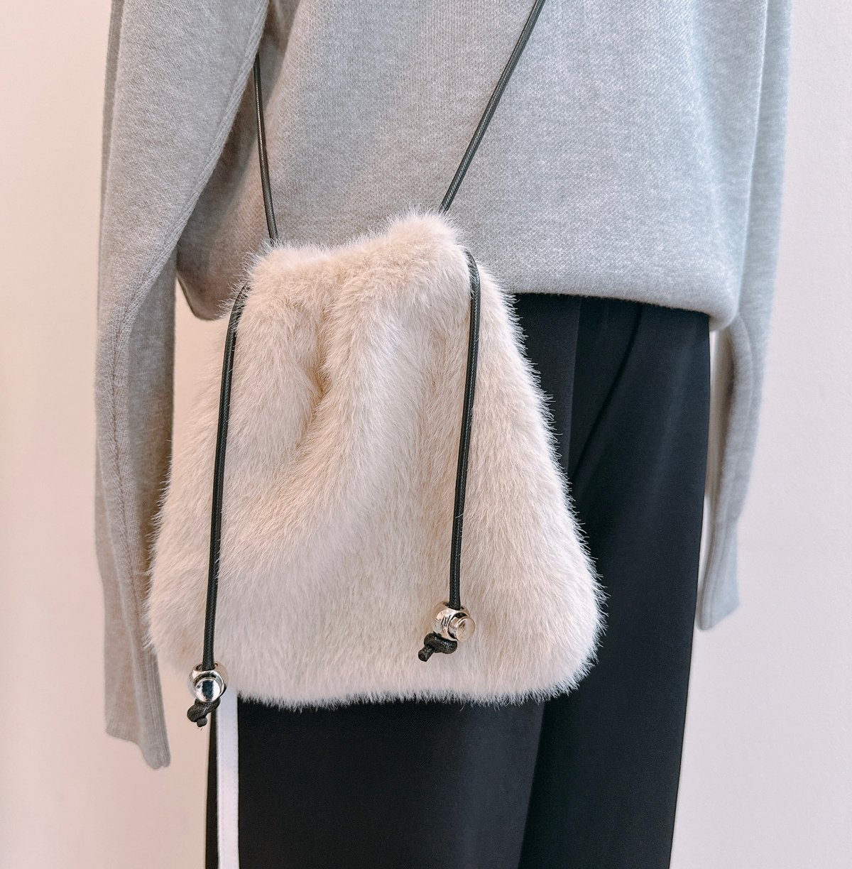 ホワイトファーポーチ 巾着型 ホワイトファーポーチ 巾着型 ホワイトファーポーチ 巾着型 フェイク