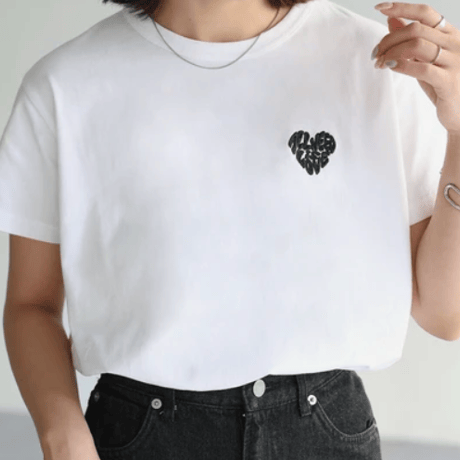 ハートロゴラメ刺繍コンパクトTシャツ